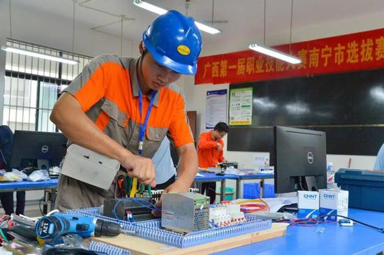 以賽促技，匠心筑夢——記南寧選拔賽電工項目競賽現場技術咨詢服務